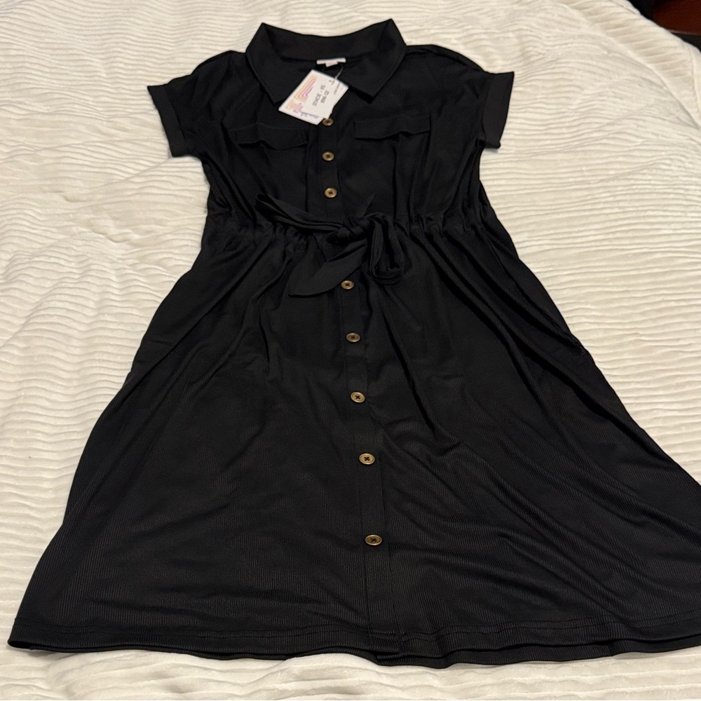 Black Button-Up Midi Dress with pockets and a sinch tie waist. Wow this is cute